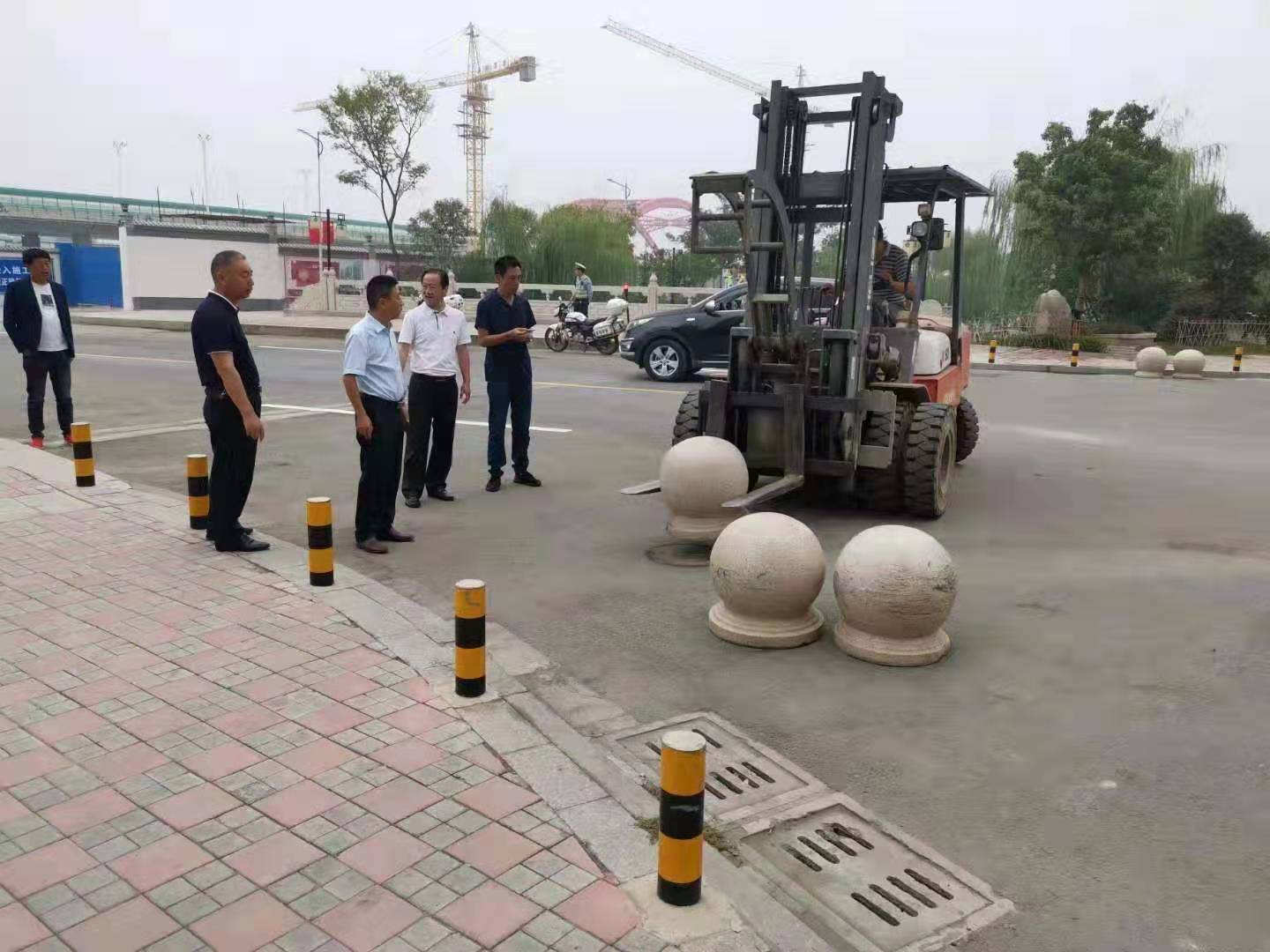 為向新中國成立七十周年獻(xiàn)禮，市城建集團(tuán)攻堅(jiān)克難，實(shí)現(xiàn)了北門棚改區(qū)域民生路10月1日零時(shí)順利通車。國慶假期，市城建集團(tuán)堅(jiān)持做好一線工作，在與交警部門共同做好民生路通車保障工作外，抓細(xì)節(jié)，抓落實(shí)，確保其他各項(xiàng)工作有序推進(jìn)。.jpg